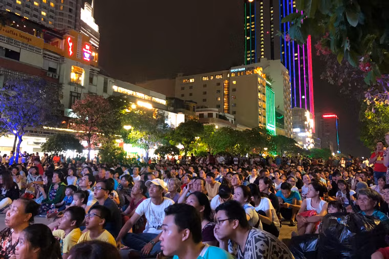 Khi chương trình nghệ thuật diễn ra tại công viên Tượng Đài Bác Hồ, hàng nghìn người dân đã ngồi trật tự để theo dõi qua màn hình Led được truyền trực tiếp.