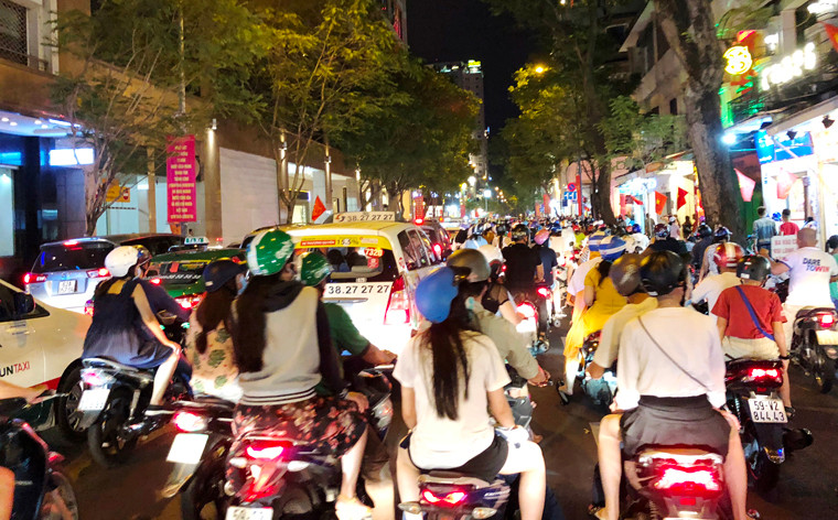 Nhiều tuyến đường kẹt cứng phương tiện khi rất đông người dân xuống phố đi chơi lễ Quốc khánh.