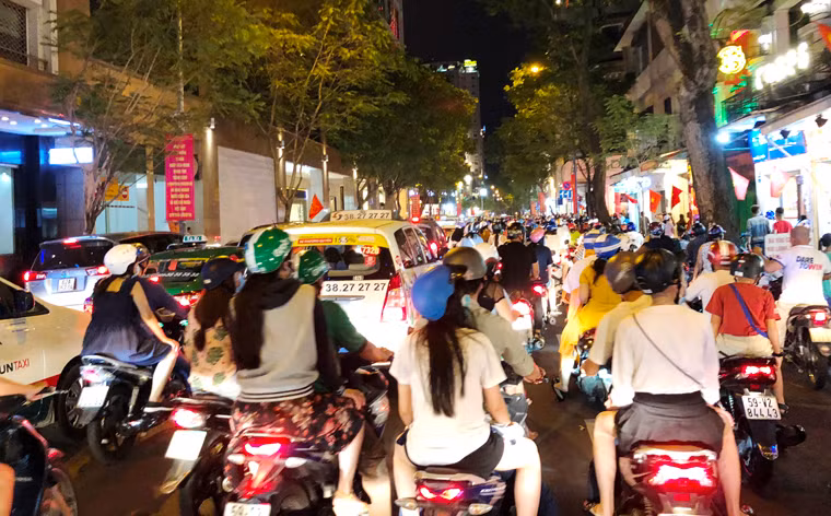 Nhiều tuyến đường kẹt cứng phương tiện khi rất đông người dân xuống phố đi chơi lễ Quốc khánh.