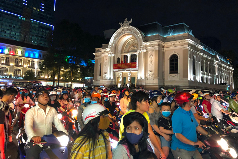 Khu vực tuyến phố đi bộ Nguyễn Huệ (quận 1) diễn ra chương trình nghệ thuật mừng Quốc khánh 2/9 nên hàng loạt tuyến đường xung quanh như Lê Thánh Tôn, Lê Lợi... được phong tỏa.