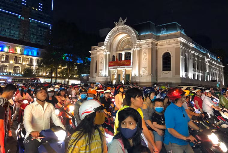 Khu vực tuyến phố đi bộ Nguyễn Huệ (quận 1) diễn ra chương trình nghệ thuật mừng Quốc khánh 2/9 nên hàng loạt tuyến đường xung quanh như Lê Thánh Tôn, Lê Lợi... được phong tỏa.