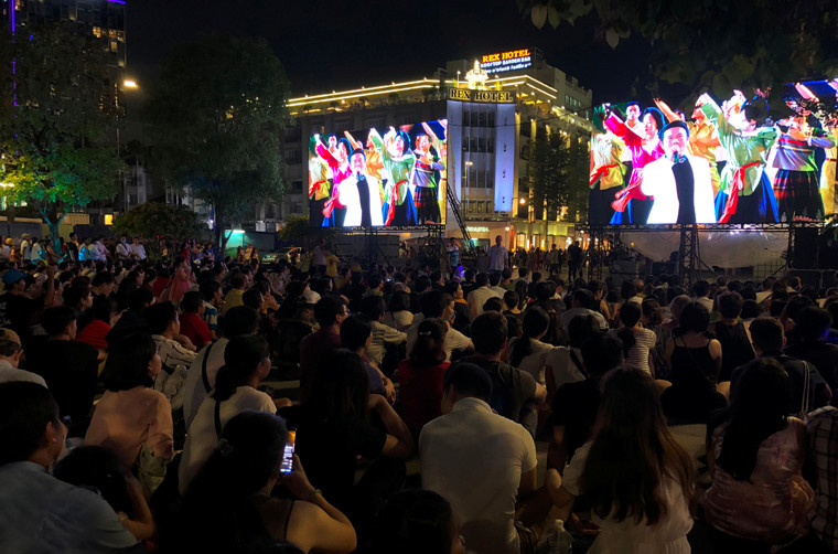 Hình "ảnh" lạ trên phố đi bộ Nguyễn Huệ đêm Quốc khánh 2/9.