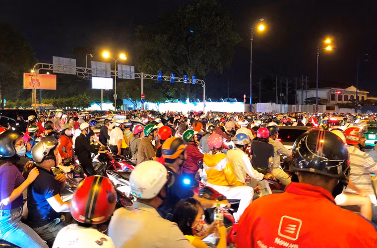 Càng đến giờ bắn pháo hoa (21h ngày 2/9), người dân càng đổ về các khu vực xung quanh sông Sài Gòn đông đúc.