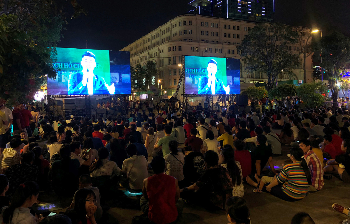 Hình ảnh người dân TP HCM ngồi trên phố đi bộ để thưởng thức chương trình nghệ thuật mừng Quốc khánh 2/9.