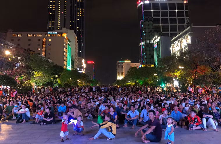 Tromg khi đó, tại phố đi bộ Nguyễn Huệ, hàng nghìn người dân và du khách cũng đã có mặt từ sớm để chờ đón xem pháo hoa và các chương trình nghệ thuật diễn ra tại khu vực.