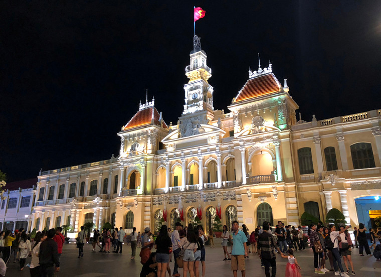 Người dân vui chơi trước trụ sở Ủy ban Nhân dân TP HCM trong đêm Quốc khánh 2/9.