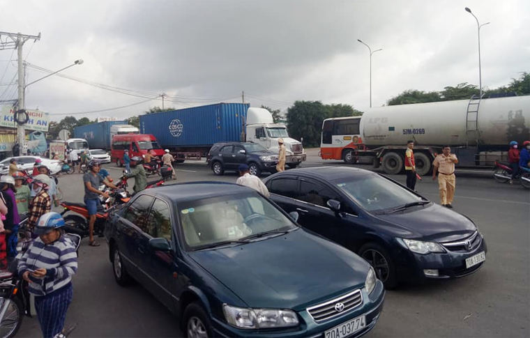 Ngay sau khi tai nạn xảy ra, lực lượng công an, chính quyền địa phương đã nhanh chóng có mặt phong tỏa hiện trường, phân luồng giao thông để giải quyết vụ việc.