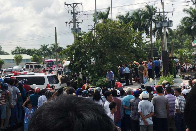 Xe cứu thương được huy động đến đưa thi thể các nạn nhân rời khỏi hiện trường.