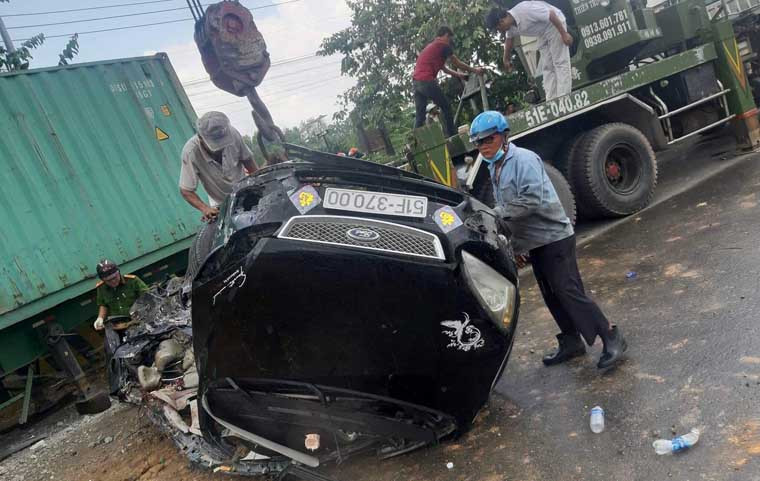 Cơ quan chức năng xác định có tất cả 5 người trong ôtô (tài xế, 2 người nam, 1 phụ nữ và 1 trẻ em). Tất cả đều tử vong.