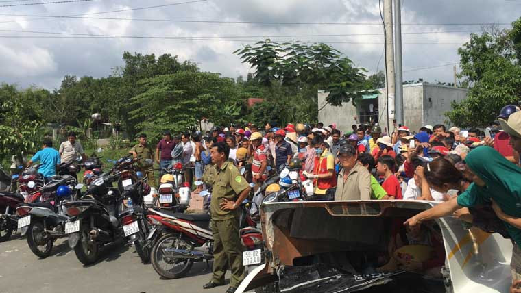 Hàng trăm người hiếu kỳ vây kín theo dõi vụ tai nạn. Theo thông tin ban đầu, nguyên nhân do xe đầu kéo container lưu thông trên QL22 (hướng TPHCM về Tây Ninh) đã lao sang trái, tông trực diện ôtô nói trên đang chạy theo hướng ngược lại.