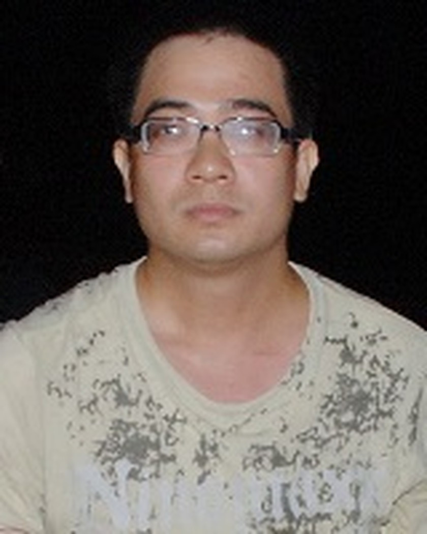 Theo cô gái này, vào dịp lễ 30/4, cô trở về quê ở Quảng Ninh, căn hộ này được cho bạn trai là Nguyễn Đức Nghĩa đến ở. Khi quay lên, cô phát hiện có nhiều vết sơn mới nên có hỏi thì được Nghĩa trả lời là do anh ta chảy máu cam, làm bẩn tường nên đã sơn lại. Chưa kể, khi cô gái này thắc mắc về số dao bị mất trong nhà bếp, Nghĩa bảo do dao cùn nên anh ta vứt đi. Thấy bạn trai giải thích gãy gọn, cô gái không suy nghĩ nữa. Vài ngày sau, Nghĩa quay lại lấy túi đồ rồi bỏ đi vội vã. (Ảnh: Pháp luật Việt Nam) 