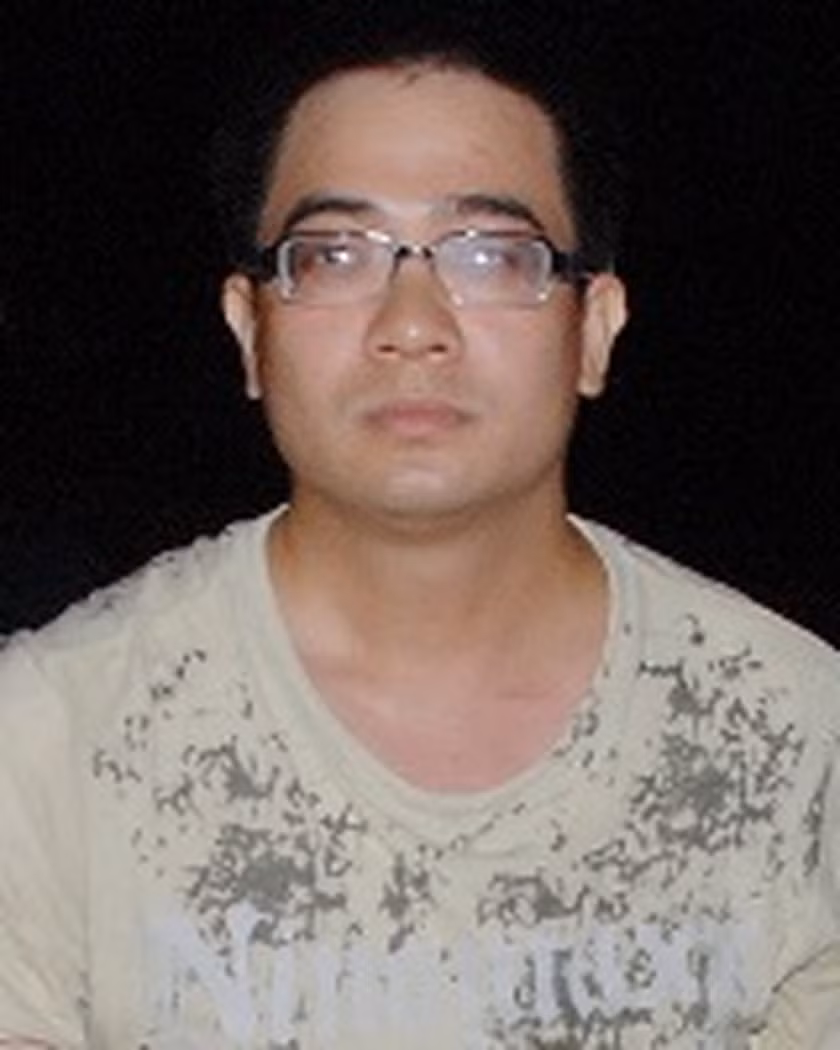 Theo cô gái này, vào dịp lễ 30/4, cô trở về quê ở Quảng Ninh, căn hộ này được cho bạn trai là Nguyễn Đức Nghĩa đến ở. Khi quay lên, cô phát hiện có nhiều vết sơn mới nên có hỏi thì được Nghĩa trả lời là do anh ta chảy máu cam, làm bẩn tường nên đã sơn lại. Chưa kể, khi cô gái này thắc mắc về số dao bị mất trong nhà bếp, Nghĩa bảo do dao cùn nên anh ta vứt đi. Thấy bạn trai giải thích gãy gọn, cô gái không suy nghĩ nữa. Vài ngày sau, Nghĩa quay lại lấy túi đồ rồi bỏ đi vội vã. (Ảnh: Pháp luật Việt Nam) 