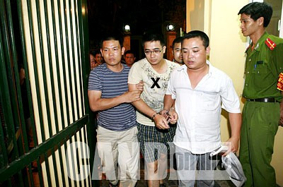 Từ những thông tin thu thập được, Công an Hà Nội đã có căn cứ Nguyễn Đức Nghĩa chính là nghi phạm. Rất nhanh chóng các điều tra viên Công an Hà Nội xác định được Nghĩa đang lẩn trốn tại Thái Nguyên. Chỉ sau ít giờ, Công an Hà Nội đã khống chế, bắt gọn đối tượng Nghĩa. Ngay trên chuyến xe di lý về Hà Nội, Nghĩa đã có những lời khai ban đầu, thừa nhận sát hại bạn gái cũ là chị N.P.L. (Ảnh: CAND) 