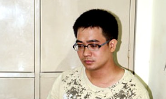 Một cuộc kiểm tra được tiến hành ngay lập tức. Khi các trinh sát bước vào, cô gái chủ nhà tỏ ra rất bất ngờ. Qua quan sát, lực lượng phá án nhận thấy trên tường nhà xuất hiện nhiều vết sơn mới, đè lên lớp sơn cũ. Khi được hỏi, chủ nhà cho biết, chỗ sơn này mới được bạn trai mình là Nguyễn Đức Nghĩa quét lên lúc cô về quê nghỉ lễ. (Ảnh: CAND) 