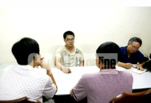 Biết chị L. đã chết, Nghĩa ngồi cạnh thi thể nhiều giờ, sau đó kéo thi thể vào nhà vệ sinh rồi lấy dao cắt rời các bộ phận cơ thể. Gã cuốn phần thân vào chiếc chăn rồi đưa lên tầng thượng vứt lại đó. Các phần cơ thể khác sau này được Nghĩa vứt khi đi về quê. Gây án xong, Nghĩa lấy điện thoại của chị L. nhắn tin cho em trai chị báo mình đi công tác vài ngày, điện thoại sắp hết pin nên không cần liên lạc. (Ảnh: CAND)