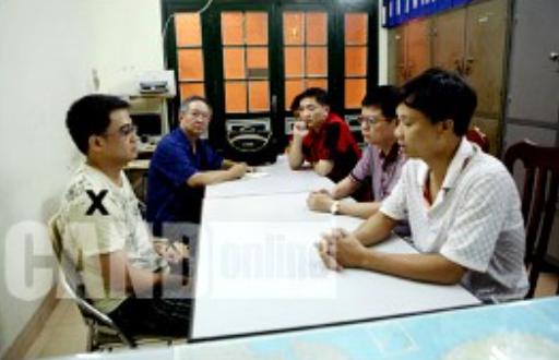 Sau đó, Nghĩa lấy máy tính xách tay, xe máy của nạn nhân mang đi cầm cố. Vài ngày sau, khi bạn gái lên, Nghĩa qua lấy nốt chỗ quần áo dính máu được gã giấu trong tủ rồi bảo sẽ về quê. Đến ngày 17/5, Nghĩa quay lại thì thấy tòa nhà có nhiều công an, biết việc đã bại lộ, Nghĩa bỏ trốn lên Thái Nguyên cho đến khi bị bắt. (Ảnh: CAND) 