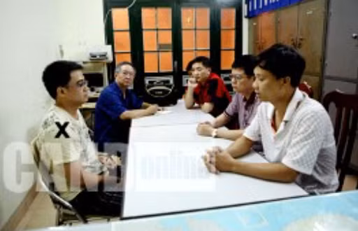 Sau đó, Nghĩa lấy máy tính xách tay, xe máy của nạn nhân mang đi cầm cố. Vài ngày sau, khi bạn gái lên, Nghĩa qua lấy nốt chỗ quần áo dính máu được gã giấu trong tủ rồi bảo sẽ về quê. Đến ngày 17/5, Nghĩa quay lại thì thấy tòa nhà có nhiều công an, biết việc đã bại lộ, Nghĩa bỏ trốn lên Thái Nguyên cho đến khi bị bắt. (Ảnh: CAND) 