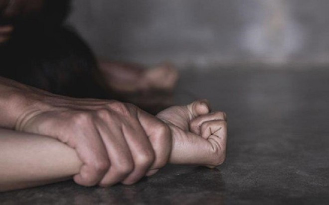 Khi tới nơi, Quang dẫn chị H. lên phòng, rồi lợi dụng sơ hở, khống chế giở trò đồi bại. Phát hiện đối tượng có ý đồ xấu, chị H. chống trả, thậm chí cắn đứt đầu lưỡi của Quang, nhưng gã vẫn không chịu buông tha. Sau khi đã thỏa mãn thú tính, Quang thả chị H. kèm lời đe dọa, nếu để lộ sự việc ra ngoài, gã sẽ giết không tha. (Ảnh minh hoạ, nguồn ảnh Internet) 