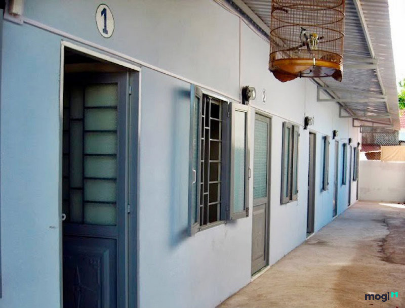 Khoảng 7h sáng 18/4, Quang nhắn tin hẹn chị H. tới văn phòng công ty để làm thẻ ra vào. Tuy vậy, thực chất địa chỉ mà Quang dụ chị H. tới là phòng trọ của gã nằm trên phố Trần Bình, phường Mai Dịch, quận Cầu Giấy. Trong tâm lý khấp khởi của người vừa tìm được việc, chị H. lập tức đi xe máy tới điểm hẹn, mà không hề hay biết những hiểm nguy đang rình rập mình ở phía trước. (Ảnh minh hoạ, nguồn ảnh Internet)