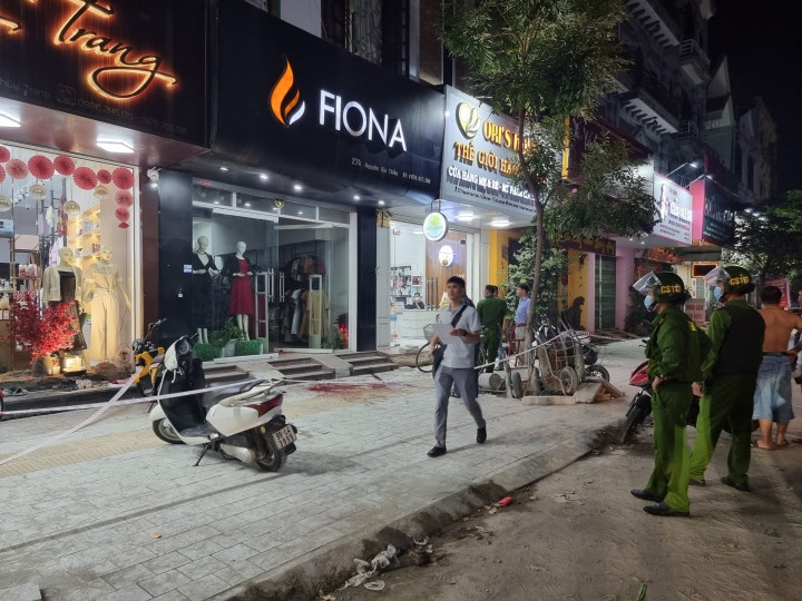 Ngày 24/10, thông tin từ Công an TP Bắc Ninh (Bắc Ninh) cho biết, 20h ngày 24/10, tại quán cắt tóc gội đầu Vũ Huyền ở phố Nguyễn Gia Thiều, TP Bắc Ninh đã xảy ra vụ ghen tuông, dùng hung khí truy sát người yêu cũ và bạn trai. 