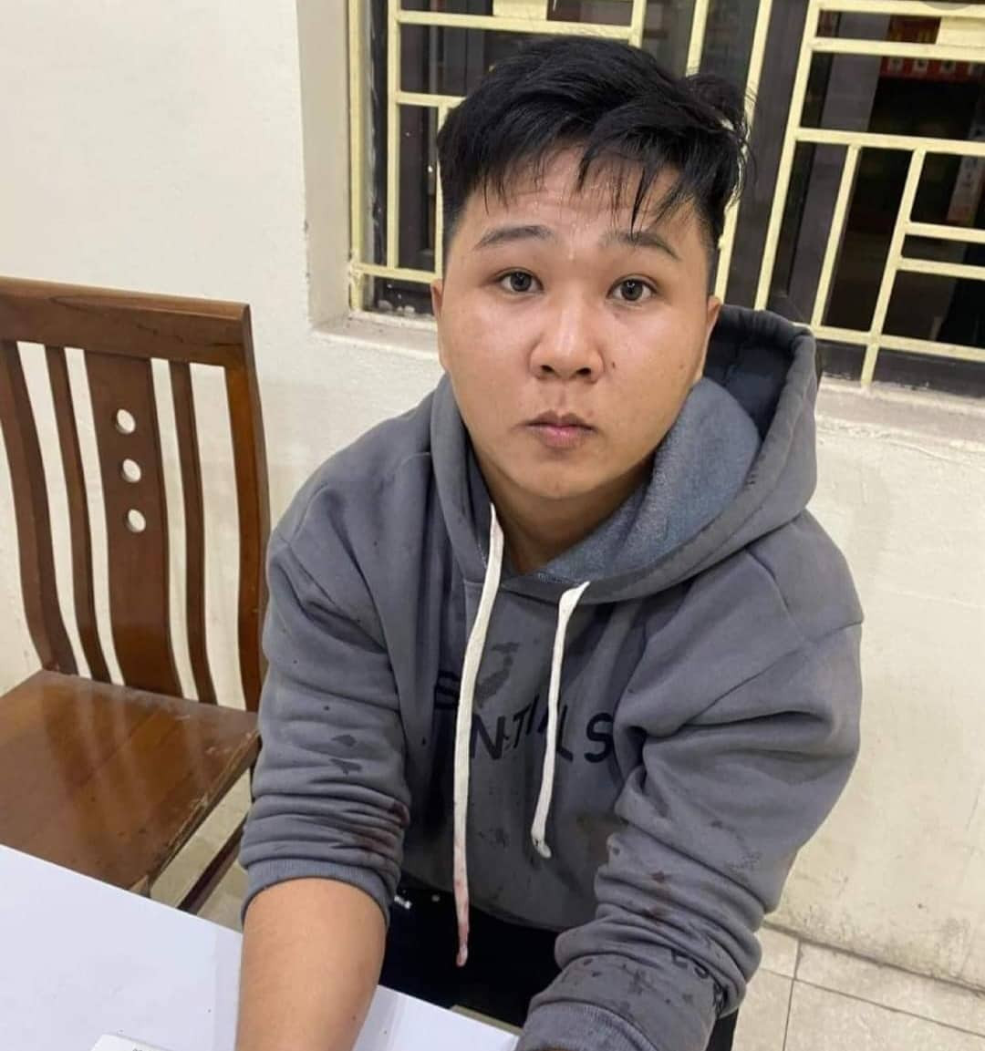 Đối tượng Phan Thanh Hoàng (SN 2003, quê ở xã Mỹ Bằng, huyện Yên Sơn, tỉnh Tuyên Quang) đã dùng hung khí xông vào quán cắt tóc, gội đầu Vũ Huyền, truy sát bạn gái cũ là chị Nguyễn Thị B (SN 2003, trú ở TP Tuyên Quang, tỉnh Tuyên Quang) và bạn trai của chị B tên là Duy.