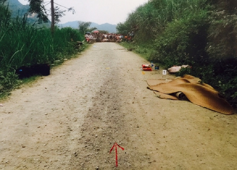 Trong quá trình tìm kiếm, đến tối cùng ngày, người dân phát hiện một bao tải bên vệ đường thôn Bản Co (xã Triệu Ẩu) có dính máu bên ngoài nên đã mở ra kiểm tra. Lúc này, người dân tá hỏa khi phát hiện bên trong bao tải là nhiều mảnh thi thể người gồm đầu, tay chân, còn phần thân đã biến mất. Qua nhận dạng của người nhà, các phần thi thể nói trên là của anh Bế Văn H. (Ảnh: Công an nhân dân)