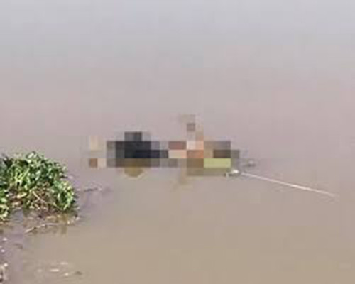 Đến trưa cùng ngày ra kiểm tra thì phát hiện thi thể người hàng xóm là anh Bế Văn H. nằm trên sông và đã tử vong do bị điện giật. Trong lúc hoảng loạn, Thi kéo xác nạn nhân theo dọc sông đến đoạn Vằng Khưa cách cửa suối khoảng 500m, rồi đưa vào chỗ vũng nước nông tạm giấu xác rồi về nhà ăn cơm trưa. (Ảnh minh hoạ, nguồn ảnh Internet)