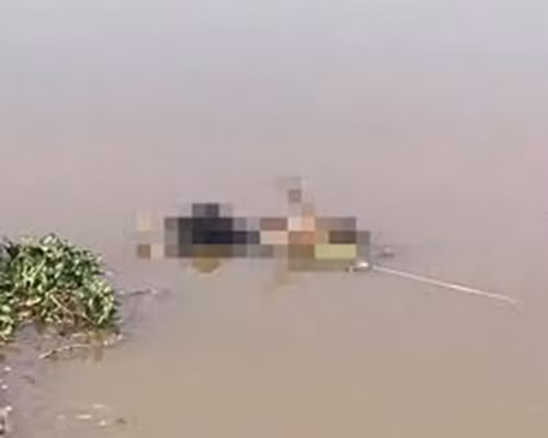 Đến trưa cùng ngày ra kiểm tra thì phát hiện thi thể người hàng xóm là anh Bế Văn H. nằm trên sông và đã tử vong do bị điện giật. Trong lúc hoảng loạn, Thi kéo xác nạn nhân theo dọc sông đến đoạn Vằng Khưa cách cửa suối khoảng 500m, rồi đưa vào chỗ vũng nước nông tạm giấu xác rồi về nhà ăn cơm trưa. (Ảnh minh hoạ, nguồn ảnh Internet)