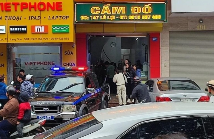 Bat nguoi dan ong de doa nhan vien cuop tiem vang o Lang Son