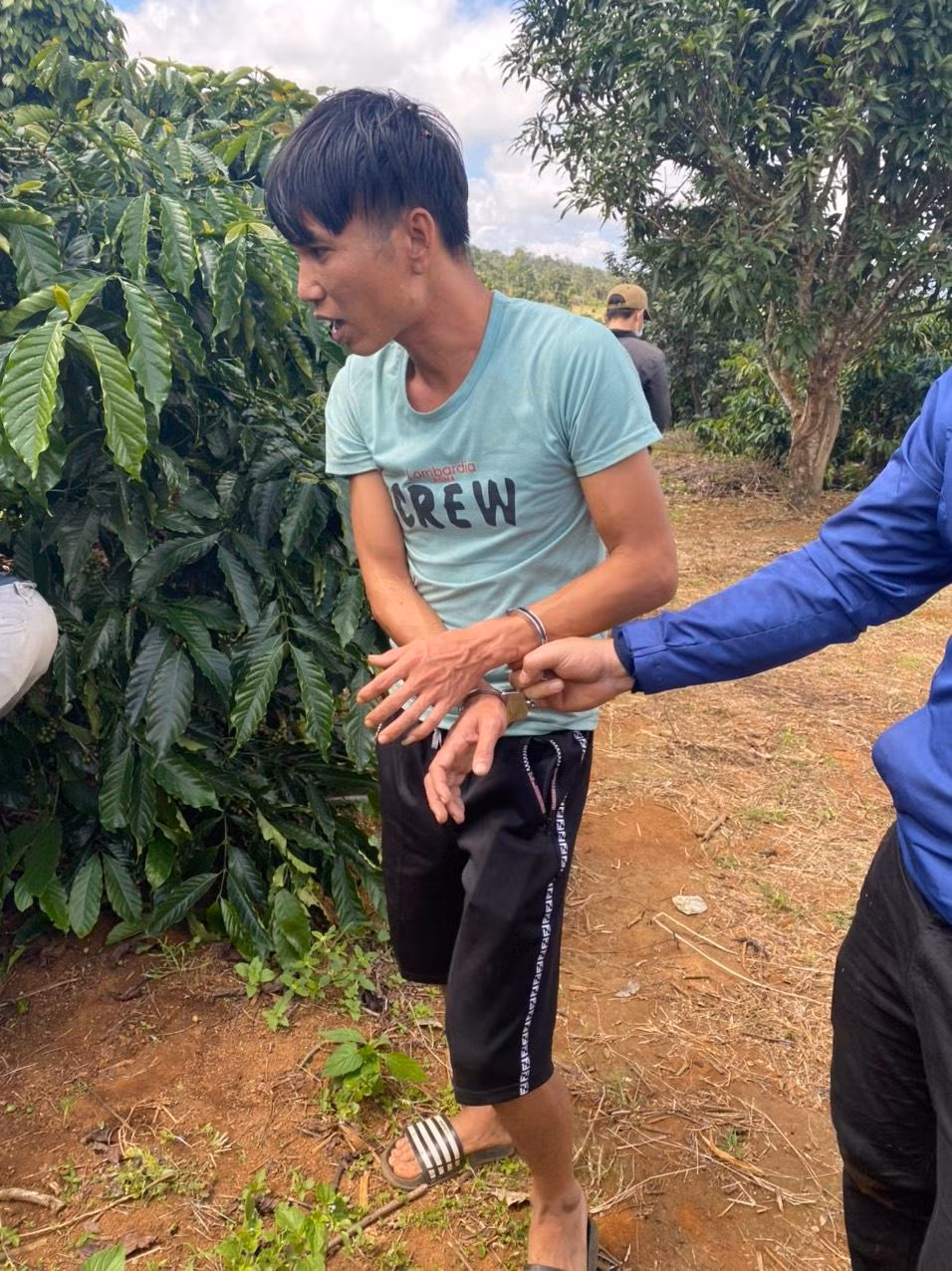 Qua một thời gian theo dõi, xác minh lực lượng trinh sát đã phát hiện Mai Văn Hiến đang lẩn trốn tại một nhà rẫy thuộc xã Quảng Sơn, huyện Đăk Glong, tỉnh Đắk Nông cùng với vợ là Đặng Thị My. Hiến đã bị lực lương chức năng bắt giữ ngay sau đó. 