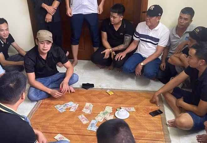 Hai Phong: Bat qua tang chu nha va 19 doi tuong dang danh bac