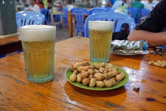 Theo lời Tú, biết chắc chắn mình sẽ phải đối diện với pháp luật nên đối tượng đã lấy chăn phủ lên người nạn nhân và đóng cửa rồi bắt xe taxi ra phố Quan Hoa (quận Cầu Giấy, Hà Nội) ngồi uống bia. Sau đó, Tú gọi điện cho bố bảo mình đã gây ra trọng tội và từ giờ sẽ không làm phiền bố mẹ nữa. Bố Tú đã bảo hắn ở yên đó để ông đến đưa lên cơ quan công an trình báo. Nhưng, khi Tú đang ngồi tại quán chờ bố thì bị cơ quan công an ập đến bắt giữ.(Ảnh minh họa, nguồn ảnh Internet)