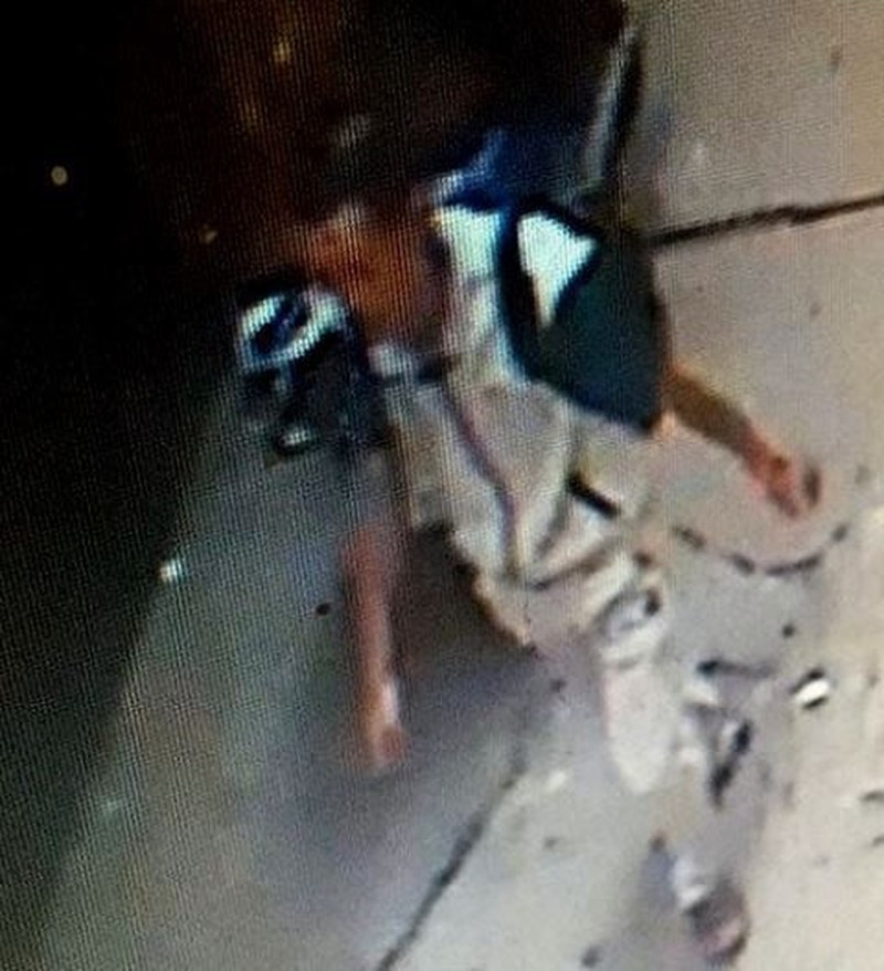 Tổ chức rà soát nhân chứng và phân tích hình ảnh camera an ninh, Cơ quan Công an xác định đây là vụ án nghiêm trọng, nạn nhân bị hung thủ cưỡng hiếp và sát hại dã man. Cũng rất nhanh lực lượng điều tra xác định, nơi cô gái tử vong là phòng của một thanh niên tên Nguyễn Anh Tú (SN 1983, trú tại quận Đống Đa, Hà Nội) đã thuê. Trước khi phát hiện vụ việc, nhân chứng vẫn thấy nam thanh niên xuất hiện tại ngôi nhà này. Nghi can được biết là người kín tiếng, hầu như không giao lưu với các phòng trọ khác.