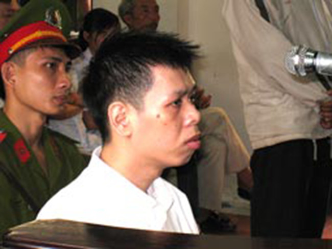 Trả lời câu hỏi vì sao đã giết người mà sau đó còn cắt cổ, lột quần nạn nhân… Kim thản nhiên trả lời muốn dựng hiện trường giả như một vụ án giết, cướp, hiếp để đánh lạc hướng điều tra. Số tài sản cướp được (máy ảnh kỹ thuật số, nhẫn vàng, lắc vàng), Kim mang đến một tiệm vàng ở Bình Dương bán được hơn 13 triệu đồng, tiêu xài một số, còn lại 8,2 triệu đồng mang về cất giấu trong phòng riêng. Riêng chiếc máy tính xách tay Kim nhờ người xóa trắng dữ liệu cũ để sử dụng cho đến ngày bị bắt. (Ảnh: Công an TP HCM)