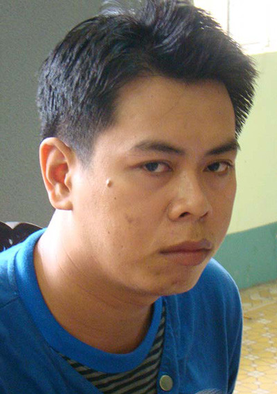 Sau 2 ngày đêm tích cực điều tra, 20h ngày 9/7, các trinh sát đã bắt khẩn cấp Nguyễn Thiên Kim (SN 1985, ngụ TP Biên Hòa, tỉnh Đồng Nai) tại nhà riêng ở khu phố 3, phường Bửu Hòa. Khi bị bắt, Kim tỏ ra điềm tĩnh, thậm chí còn chất vấn các trinh sát vì sao bắt mình. Nhưng bằng các chứng cứ thu thập được, đến gần sáng 10/7, Kim thú nhận hành vi sát hại em Trần Châu Kim Phúc để cướp tài sản. (Ảnh: Người lao động)