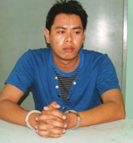 Nhưng khi Phúc ngồi vào máy tính kiểm tra thử thì bất ngờ từ phía sau, Kim dùng đoạn dây điện siết cổ Phúc đến chết. Sau đó, Kim lôi xác nạn nhân xuống lầu 1 kéo áo trùm lên mặt, rồi lấy chiếc máy tính xách tay và lục tìm tài sản cho vào túi xách đi lên taxi chờ sẵn tẩu thoát. Sau đó, do sợ để sót chứng cứ phạm tội (lúc gây án Kim đeo găng tay), Kim lại đón taxi quay lại hiện trường để "kiểm tra". Thấy không để lại dấu vết, vật chứng nào Kim mới ra taxi bỏ đi. Chính lần này, Kim đã bị em Quỳnh Châu nhìn thấy.