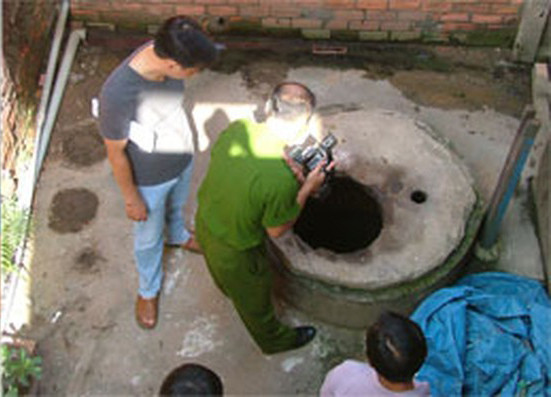 Để cướp tài sản của chị Thạnh, Kim giả vờ nói có người gọi điện thoại cho chị vào số máy bàn của Kim. Tưởng thật, chị Thạnh theo Kim vào phòng riêng nghe điện thoại thì bị Kim đóng chốt cửa phòng lại và lấy dây điện siết cổ nạn nhân đến chết rồi lấy tài sản trên người. Sau đó, Kim lấy mền quấn xác chị Thạnh rồi ném xuống cái giếng hoang ở sau nhà. (Ảnh: CAND)