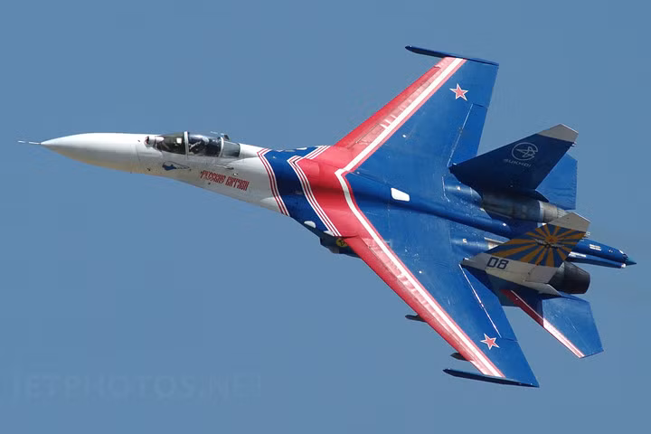 Khi đươc điều khiển bởi một phi công giàu kinh nghiệm, Su-27 có thể thực hiện nhiều pha lộn nhào cực khó, và làm mãn nhãn các chuyên gia và khán giả từ Nga đến châu Âu.
