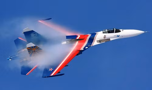 Máy bay tiêm kích Su-27 đưa vào phục vụ chậm hơn so với các đối thủ thế hệ thứ tư của mình phía bên kia đại dương. Đã có một số tai nạn khi phiên bản đầu tiên bay thử . Khi nó đi vào phục vụ giữa những năm 1980, nhiều vấn đề xảy ra nên việc sản xuất máy bay chậm lại.