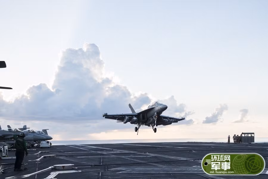 Báo chí Trung Quốc có lẽ rất quan tâm tới các hoạt động của các tàu chiến Mỹ tại khu vực Biển Đông. Tờ Hoàn Cầu mới đây đăng tải loạt ảnh hoạt động của tàu sân bay USS Abraham Lincoln (CVN-72) trên Biển Đông vào ngày 16/7/2016.