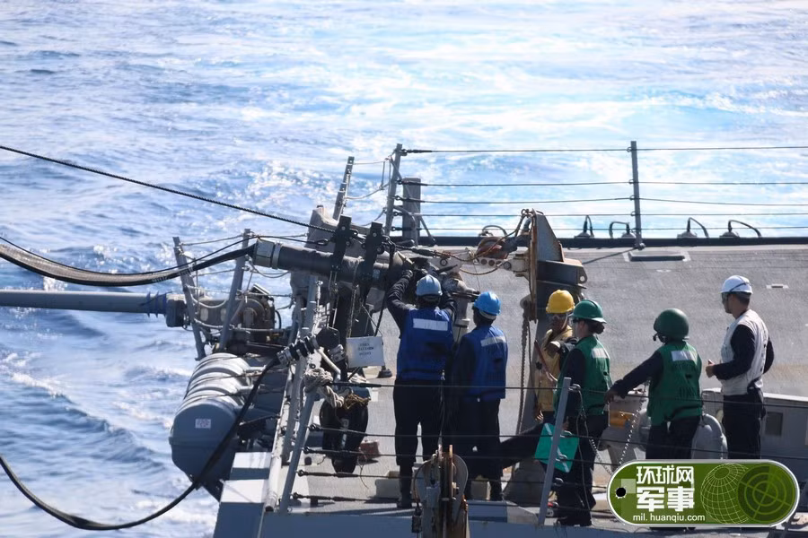 Thường xuyên có nhóm tàu sân bay Mỹ gồm một tàu sân bay, một tàu hậu cần cùng vài tàu tuần dương, khu trục hộ tống luôn hiện diện trên Biển Đông.