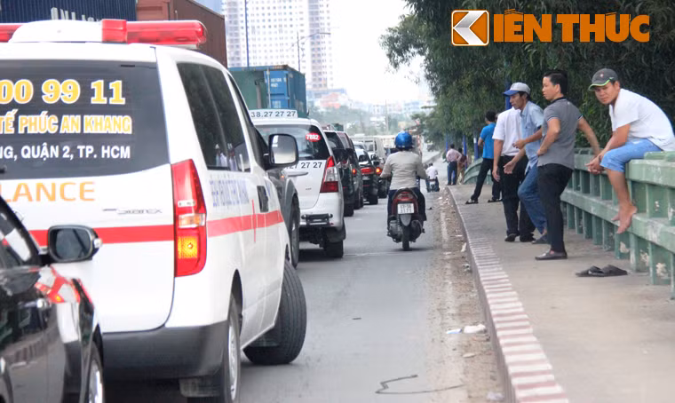 Nhiều tài xế không thể ngồi trên xe vì kẹt xe quá lâu nên phải xuống đường để chờ. Đến 18h chiều nay, tình trạng ùn tắc tại các tuyến đường nói trên vẫn còn hết sức phức tạp. Được biết tại kỳ họp HĐND TP HCM đang diễn ra, bức xúc về vấn nạn kẹt xe được các đại biểu thay mặt cử tri TP HCM rất quan tâm và chất vấn các lãnh đạo ngành liên quan để tìm giải pháp hạn chế, khắc phục.