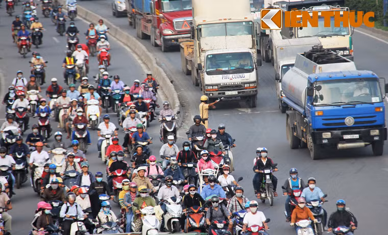 Lực lượng CSGT thuộc Đội Cát Lái (PC67 Công an TP HCM) phải điều tiết không cho xe tải tiếp tục lên cầu vượt để tránh tình trạng quá tải đe doạ đến cây cầu.