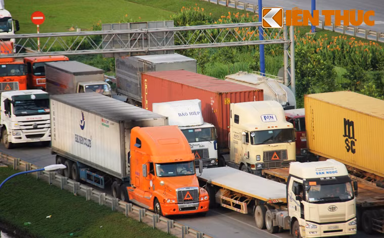 Xe tải chen nhau thành 3, 4 hàng để cố thoát khỏi thảm cảnh kẹt xe và nhiều vụ va chạm đã xảy ra khiến tình trạng giao thông càng thêm hỗn loạn.