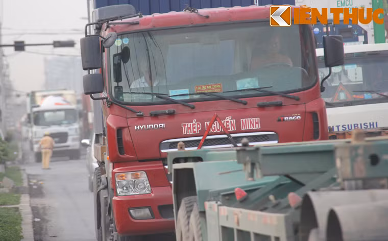 CSGT dù được tăng cường tối đa lực lượng đứng giữa nắng bụi ngộp trời để điều tiết, phân luồng nhưng vẫn không thể nào giải quyết được thảm cảnh kẹt xe mỗi lúc càng thêm trầm trọng.