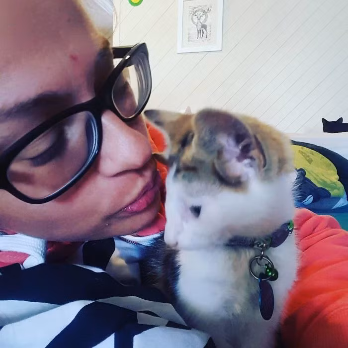 Frankie cũng gặp vấn đề về khớp ở chân sau. Đầu gối của Frankie không đúng vị trí. Răng nanh mọc lớn bất thường, đâm xuyên qua vòm miệng.