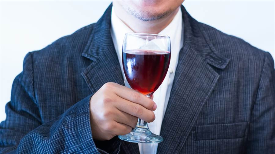 Nguoi dan ong hoa phu thuy chi vi thu ai cung uong nay