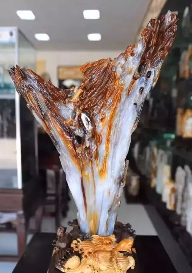 Có người nói rằng, một cư dân địa phương đã nhặt một ít thân cây khô về nhà và rửa đi để dùng vào việc gia đình.