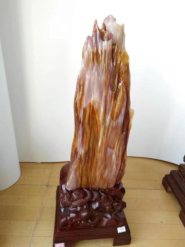 Mới đầu công ty khai thác ngọc định chia nhỏ kho báu này để bán nhưng bị người dân phản đối.