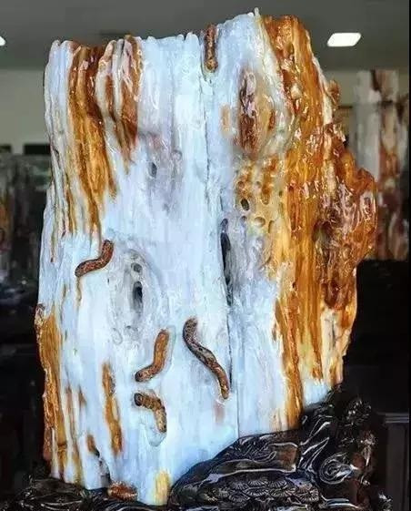 Sau đó dưới tác động của nhiệt độ thấp, áp xuất cao trong thời gian cực dài, lại được bao quanh bởi các oxit xeri, tạo thành các hóa thạch ngọc bích.